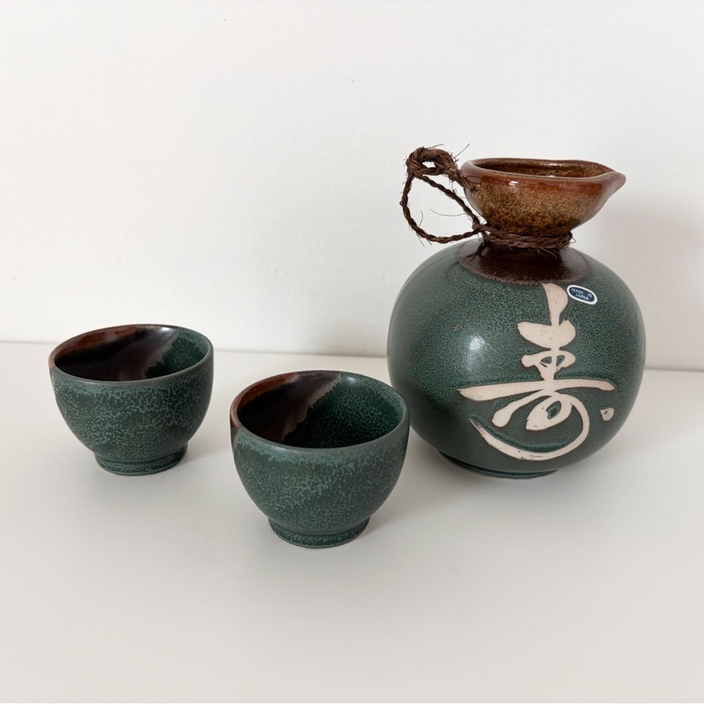 BNIB Vintage Ceramic Sake Set – Bottle + 2 Cups (New in Box), Made in Japan - Picture 4 of 7